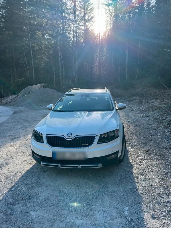 Weiß Gebraucht 2015 Skoda Octavia Scout Scout 4x4 Kombi | 11.400 € - Bild 1/4