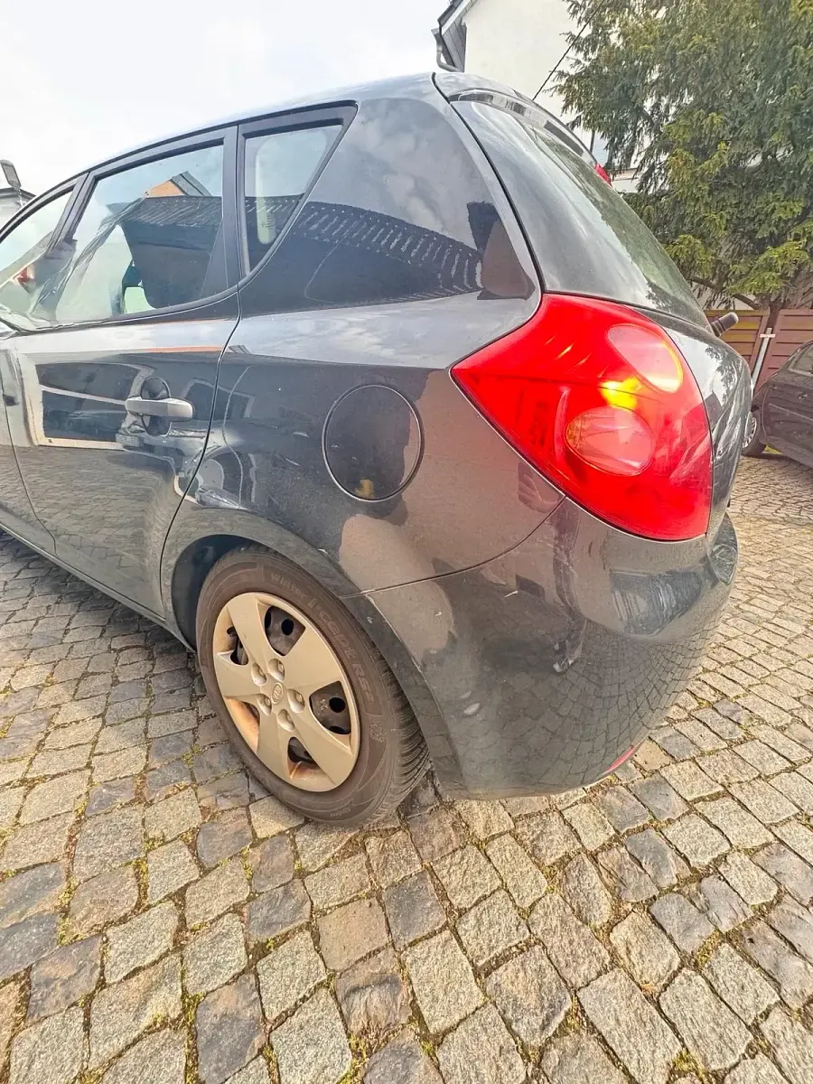 Usado Kia Ceed 103 CV (75 kW) 2008 Negro Utilitario