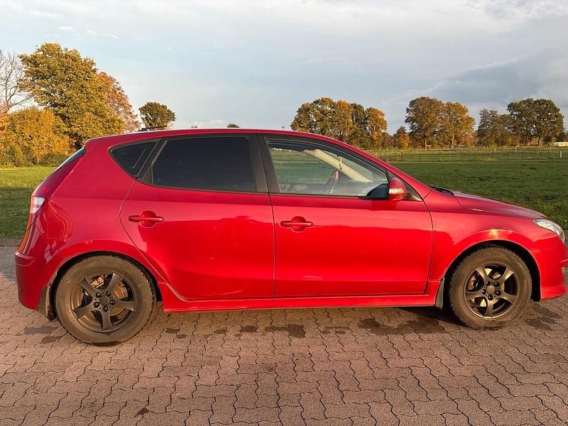 Rot Gebraucht 2011 Hyundai i30 Kleinwagen | 3.600 € (Etwas zu teuer) - Bild 1/4