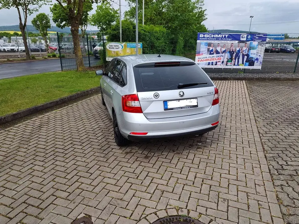 Gebraucht Skoda Rapid Ambition 90 PS (66 kW) 2016 Silber Kleinwagen
