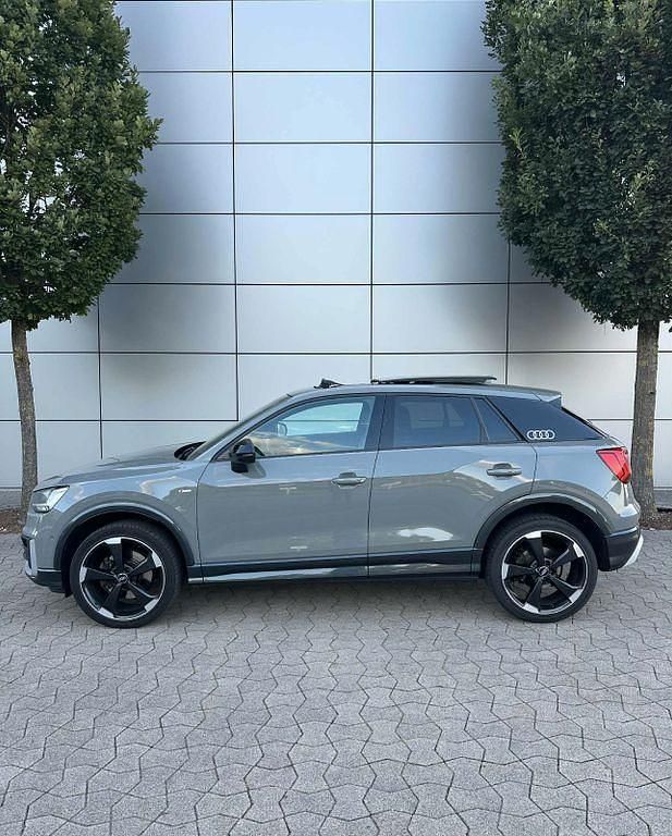 Grau Gebraucht 2017 Audi Q2 Design SUV | 19.700 € (Fairer Preis) - Bild 1/4