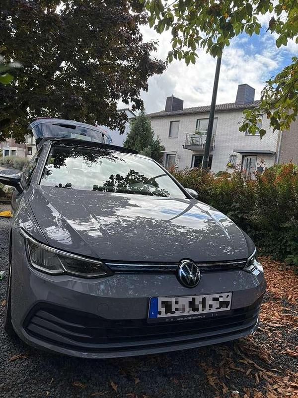 Grau Gebraucht 2022 VW Golf VIII Life Limousine | 17.500 € (Fairer Preis) - Bild 1/4