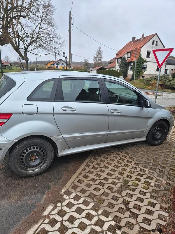 Gebraucht Mercedes B180 109 PS (80 kW) 2010 Silber Van / Kleinbus