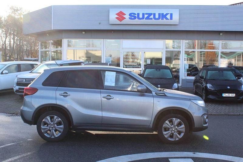 Grau Gebraucht 2021 Suzuki Vitara Comfort SUV | 16.950 € (Fairer Preis) - Bild 1/4