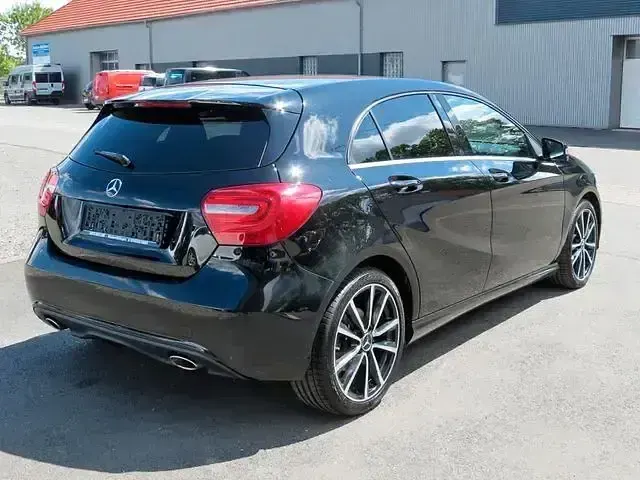 Gebraucht Mercedes A180 109 PS (80 kW) 2015 Schwarz Limousine