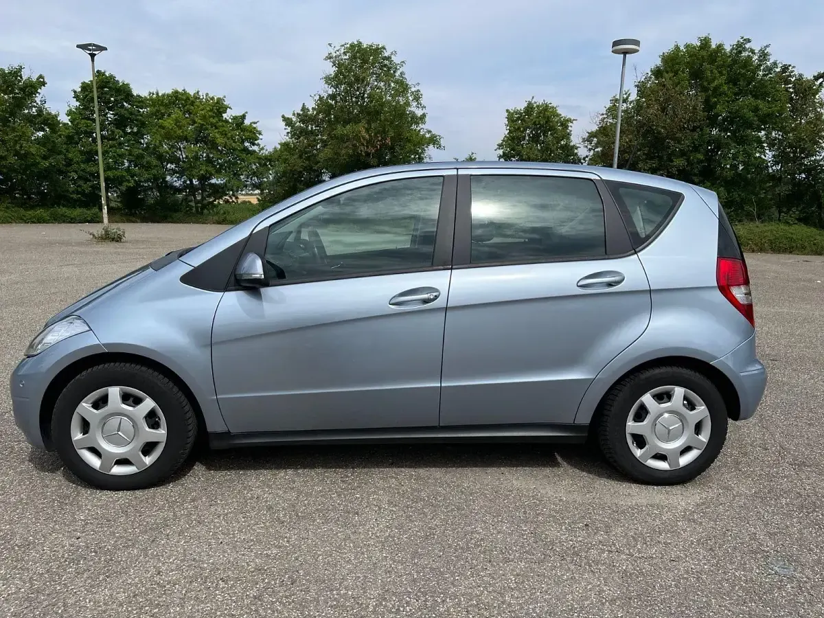 Gebraucht Mercedes A160 Elegance 95 PS (69 kW) 2011 Blau Kleinwagen