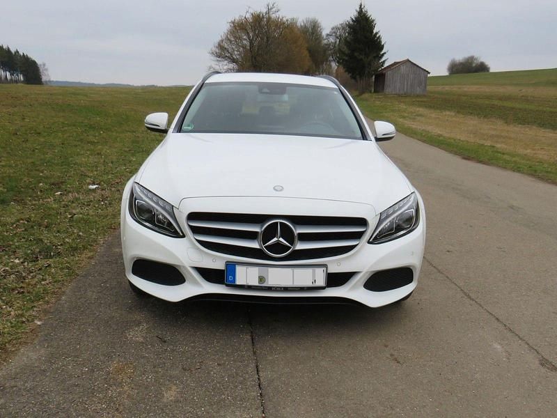 Weiß Gebraucht 2016 Mercedes C220 Kombi | 18.400 € (Fairer Preis) - Bild 1/4