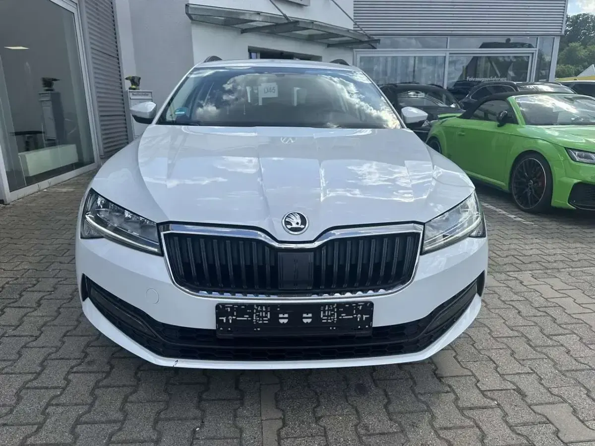 Gebraucht Skoda Superb 150 PS (110 kW) 2022 Moon weiss perl. Kombi