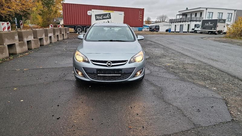 Grau Gebraucht 2013 Opel Astra Limousine | 4.099 € (Guter Preis) - Bild 1/4