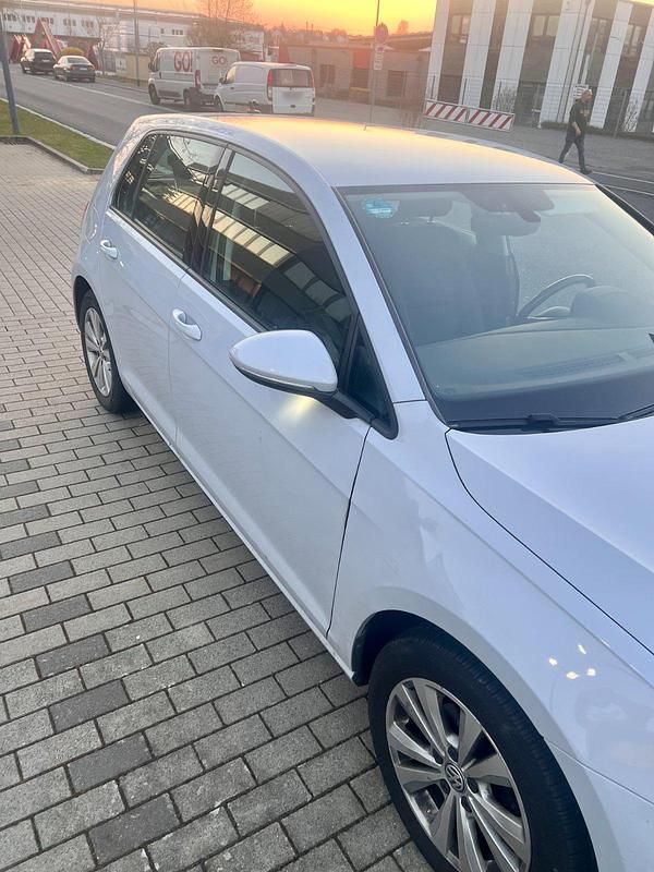 Gebraucht VW Golf VII 110 PS (80 kW) 2018 Weiß Kleinwagen