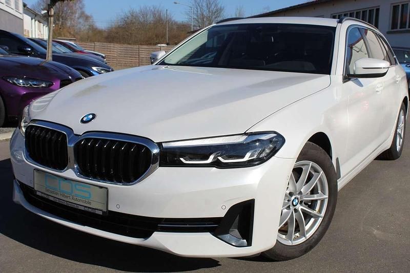 Mineralweiss Gebraucht 2023 BMW 520 Kombi | 31.980 € (Guter Preis) - Bild 1/4