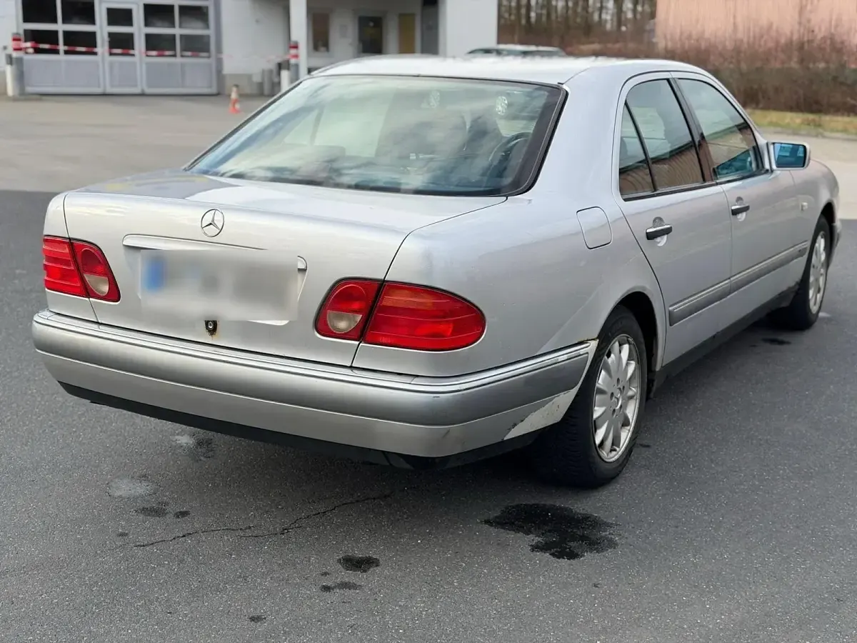 Brugt Mercedes E280 Elegance 204 HK (150 kW) 1998 Grå Sedan