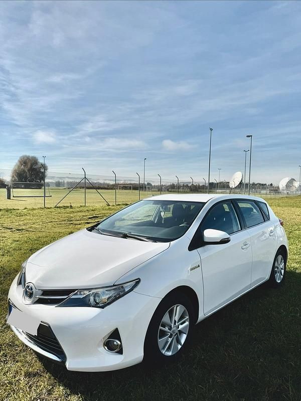 Weiß Gebraucht 2013 Toyota Auris Hybrid Limousine | 8.500 € - Bild 1/4