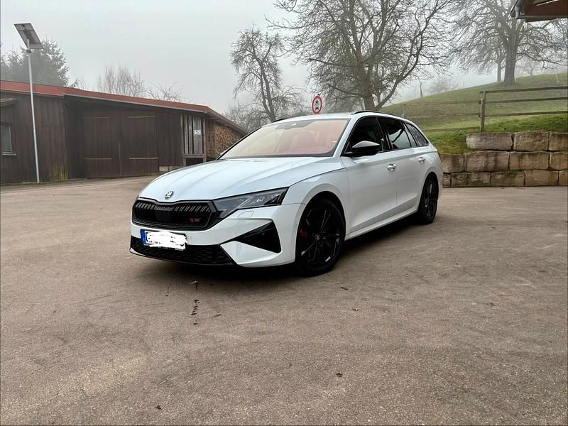 Weiß Gebraucht 2025 Skoda Octavia RS Kombi | 41.590 € (Fairer Preis) - Bild 1/4
