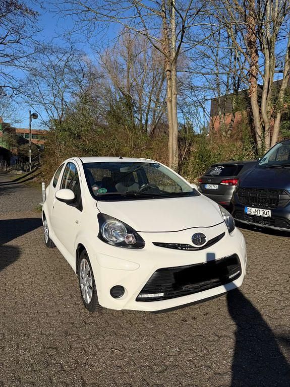 Gebraucht Toyota Aygo 68 PS (50 kW) 2012 Weiß Kleinwagen