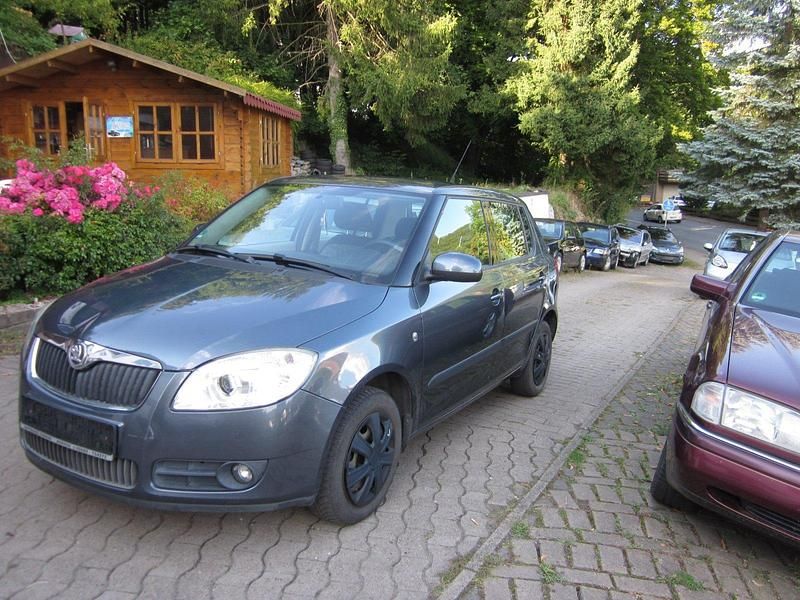 Grau Gebraucht 2010 Skoda Fabia Limousine | 1.980 € (Fairer Preis) - Bild 1/4
