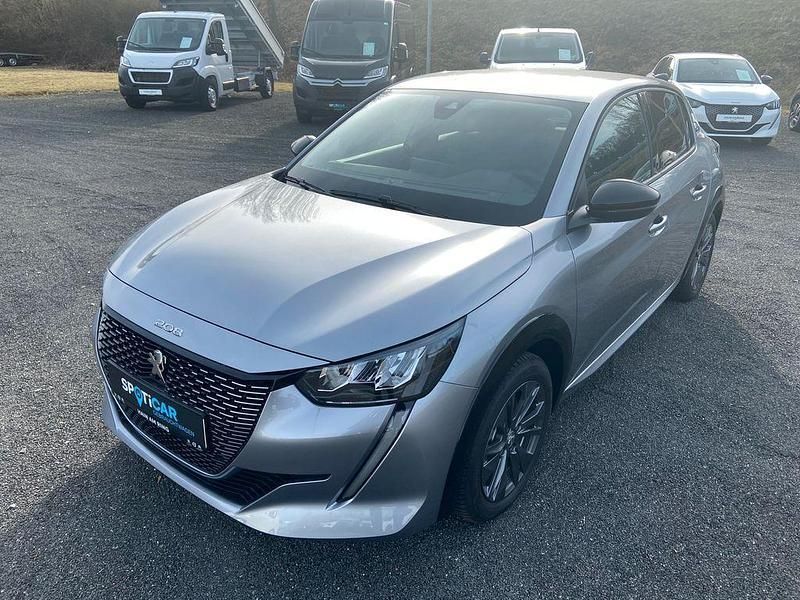 Grau Gebraucht 2023 Peugeot e-208 Allure Kleinwagen | 24.790 € (Fairer Preis) - Bild 1/4
