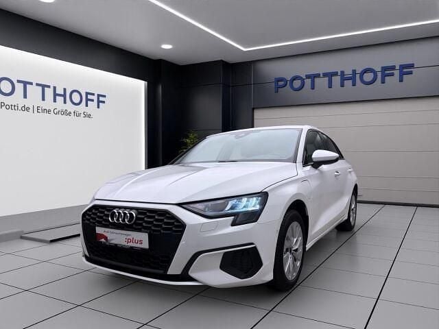 Weiss Gebraucht 2021 Audi A3 Sportback e-tron Design Limousine | 22.450 € (Fairer Preis) - Bild 1/4