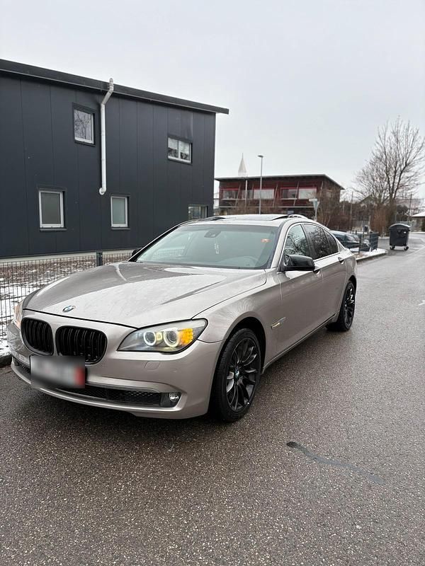 Gebraucht BMW 730 245 PS (180 kW) 2011 Gold Limousine