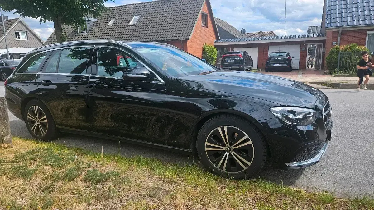 Gebraucht Mercedes E220 200 PS (147 kW) 2023 Schwarz Kombi