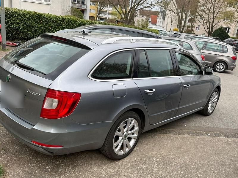 Gebraucht Skoda Superb 125 PS (91 kW) 2011 Silber Kombi
