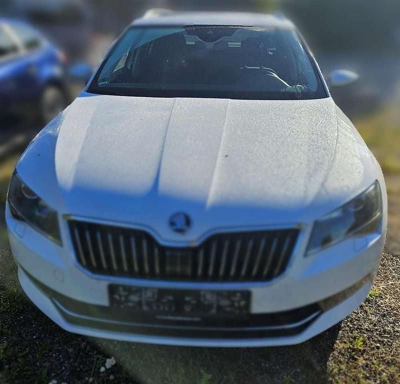 Weiß Gebraucht 2019 Skoda Superb Style Kombi | 22.900 € (Guter Preis) - Bild 1/4