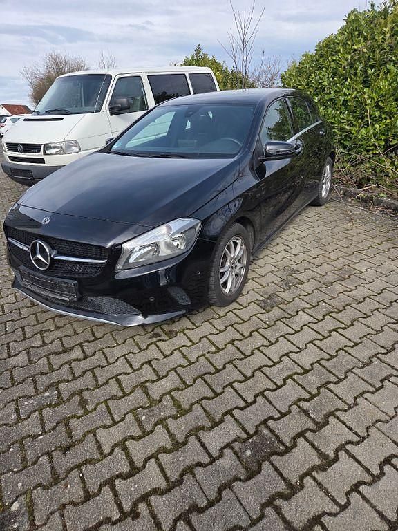 Gebraucht Mercedes A180 122 PS (89 kW) 2017 Schwarz Limousine