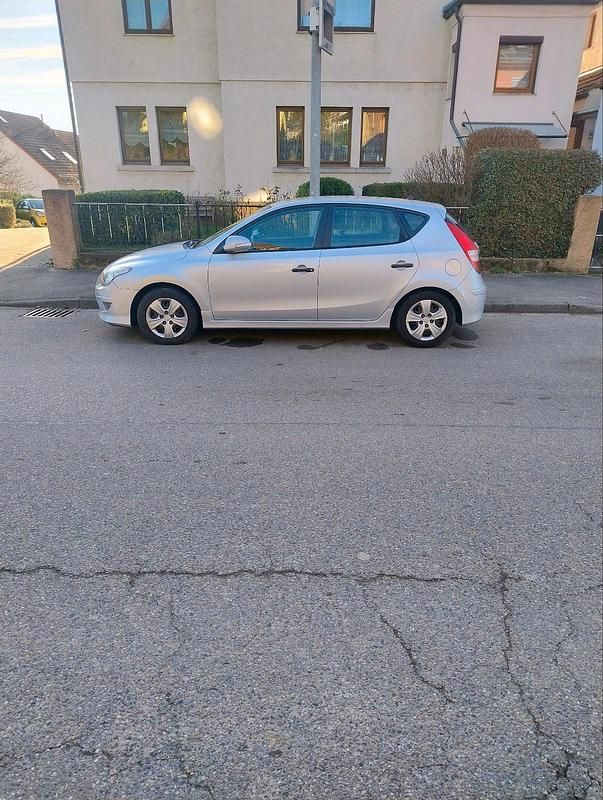 Gebraucht Hyundai i30 90 PS (66 kW) 2011 Grau Kleinwagen