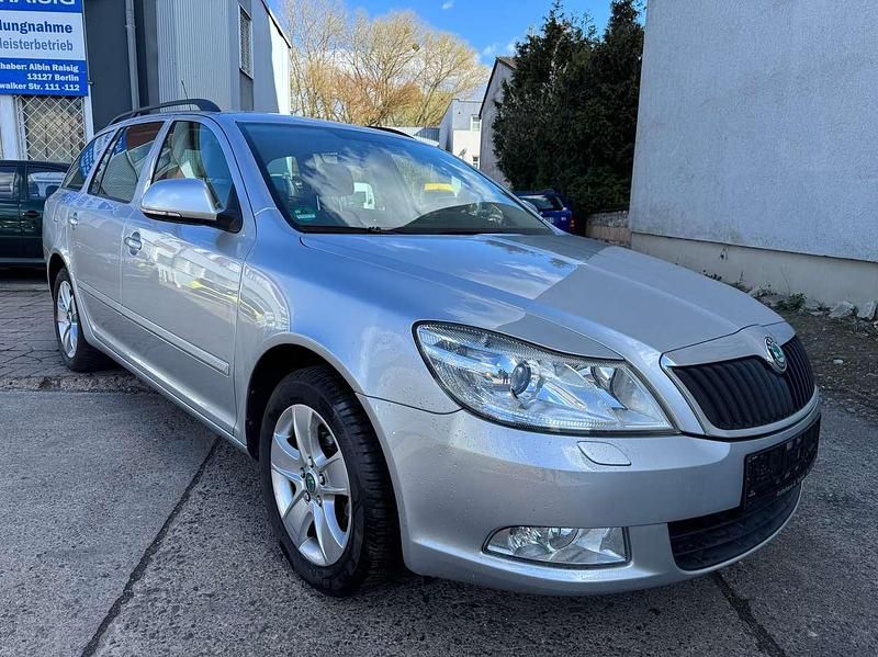 Gebraucht Skoda Octavia Elegance 105 PS (77 kW) 2012 Brilliantsilber metallic Kombi