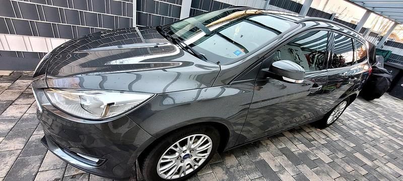 Gebraucht Ford Focus Business Edition 125 PS (91 kW) 2015 Grau Kombi