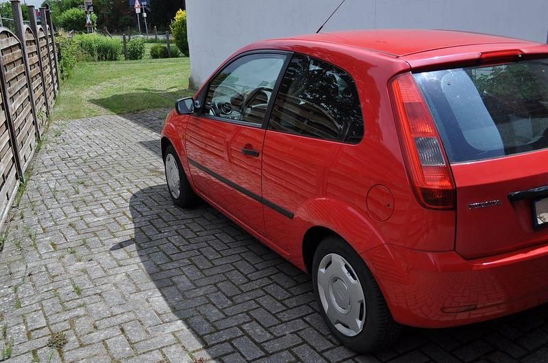 Gebraucht Ford Fiesta 60 PS (44 kW) 2005 Rot Kleinwagen