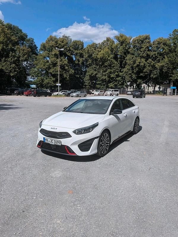 Weiß Gebraucht 2022 Kia ProCeed GT Kleinwagen | 25.500 € (Guter Preis) - Bild 1/4