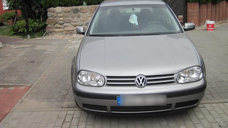 Grau Gebraucht 2002 VW Golf Limousine | 2.950 € - Bild 1/3