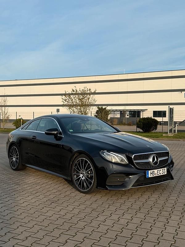 Schwarz Gebraucht 2020 Mercedes E220 AMG Coupé | 29.500 € - Bild 1/4