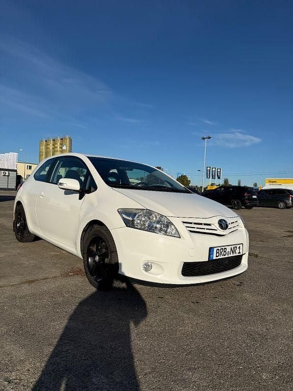 Weiß Gebraucht 2012 Toyota Auris Life Limousine | 6.000 € (Fairer Preis) - Bild 1/4