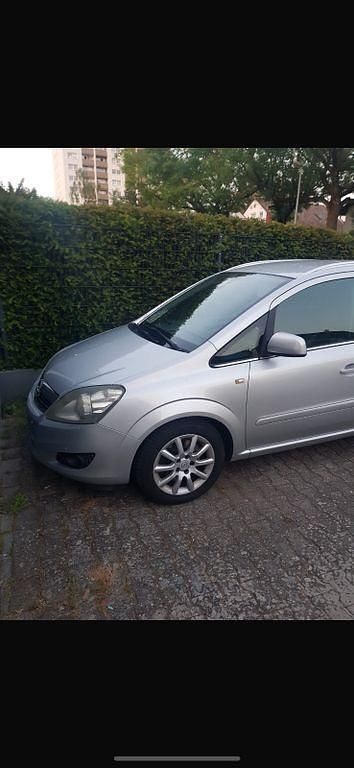 Gebraucht Opel Zafira Family 125 PS (91 kW) 2010 Silber Van / Kleinbus