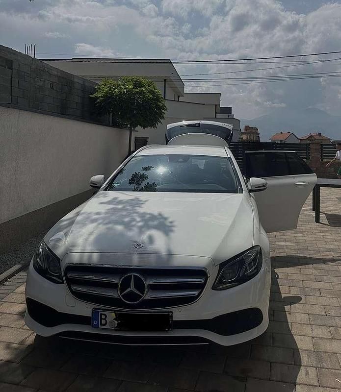 Weiß Gebraucht 2017 Mercedes 220 Limousine | 19.000 € - Bild 1/4