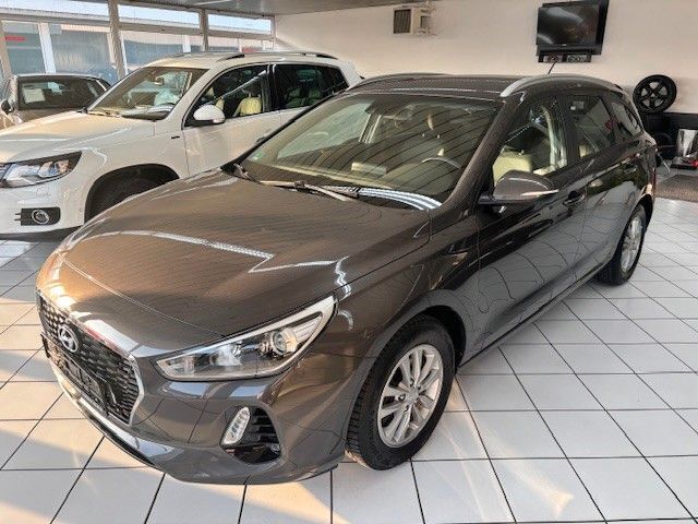 Grau Gebraucht 2018 Hyundai i30 Kombi | 11.490 € (Fairer Preis) - Bild 1/4