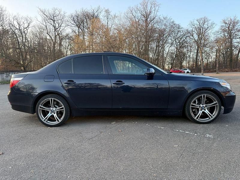 Gebraucht BMW 550 367 PS (269 kW) 2005 Blau Limousine