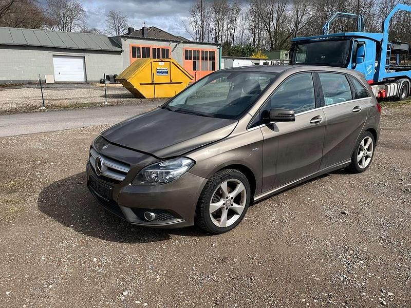 Beige Gebraucht 2012 Mercedes B180 Edition 1 Van / Kleinbus | 5.200 € - Bild 1/4