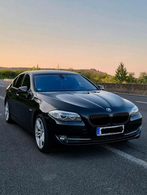 Schwarz Gebraucht 2011 BMW 520 Limousine | 9.750 € (Fairer Preis) - Bild 1/4