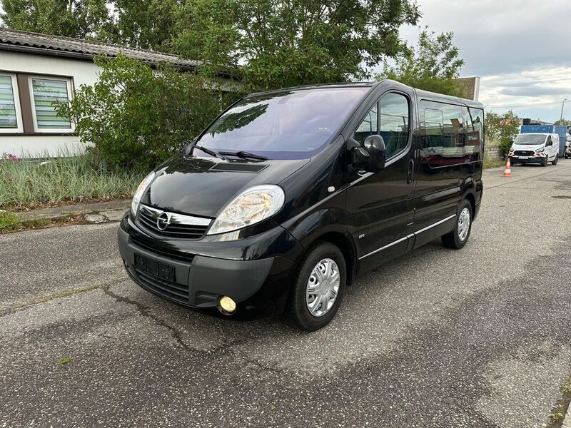 Schwarz Gebraucht 2007 Opel Vivaro Van | 8.300 € (Etwas zu teuer) - Bild 1/4