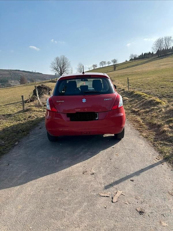 Gebraucht Suzuki Swift 94 PS (69 kW) 2013 Rot Kleinwagen
