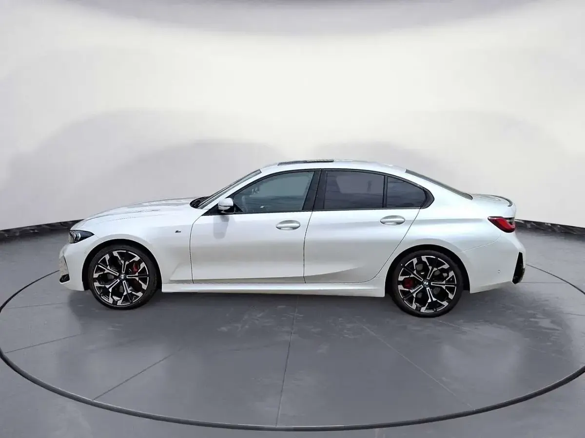 Gebraucht BMW 330 245 PS (180 kW) 2025 Mineralweiß metallic Limousine