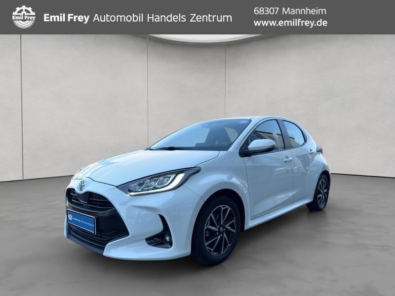 Schneeweiß Gebraucht 2021 Toyota Yaris Team Limousine | 15.990 € (Fairer Preis) - Bild 1/4