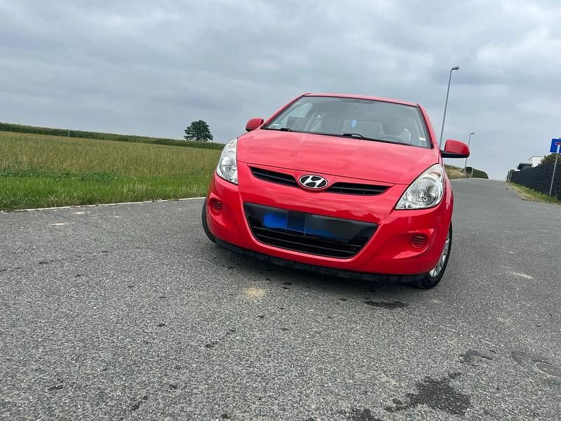 Rot Gebraucht 2011 Hyundai i20 Edition+ Kleinwagen | 3.600 € (Fairer Preis) - Bild 1/4