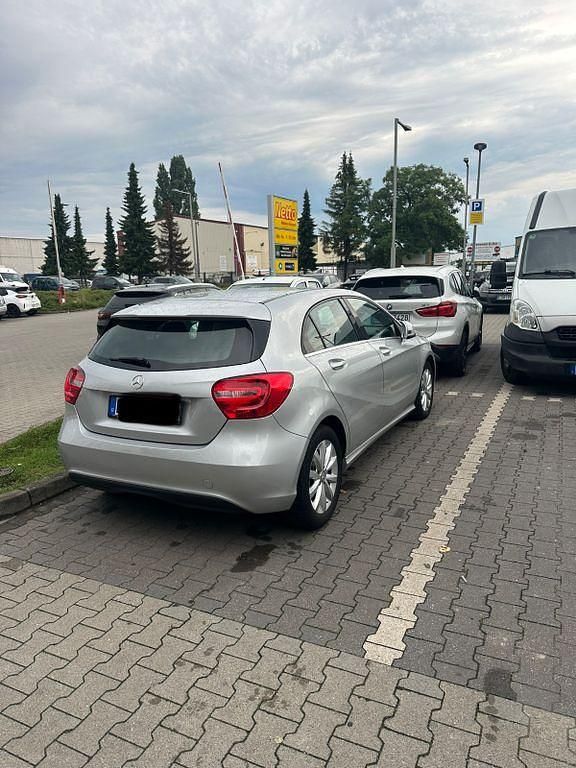 Grau Gebraucht 2013 Mercedes A180 Limousine | 10.500 € (Etwas zu teuer) - Bild 1/4