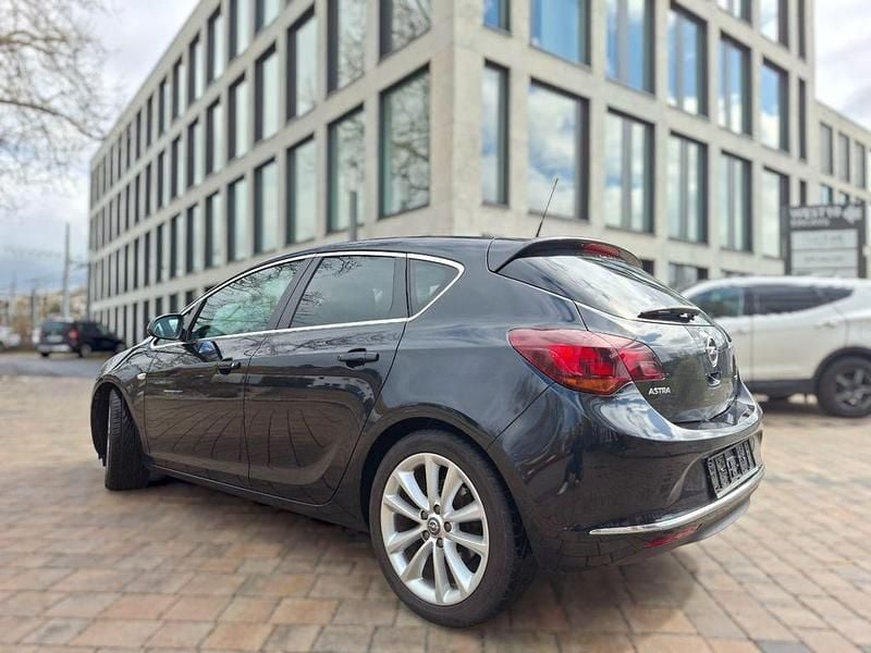 Gebraucht Opel Astra 110 PS (80 kW) 2013 Schwarz Limousine