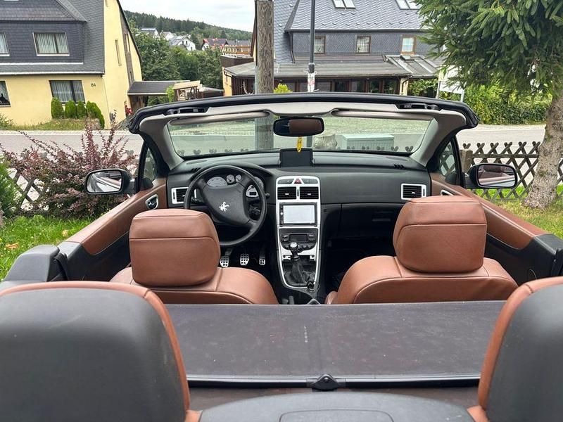 Grün Gebraucht 2004 Peugeot 307 CC Tendance Cabrio | 2.799 € (Fairer Preis) - Bild 1/4