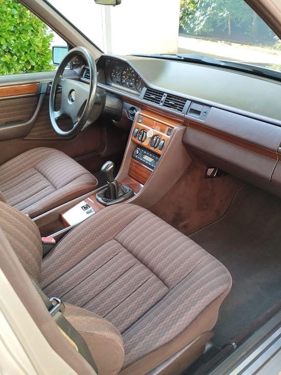 Gebraucht Mercedes 200 75 PS (55 kW) 1991 Silber Limousine